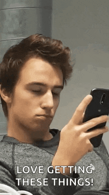 Daasbeivers Reading GIF - Daasbeivers Reading Textmessages GIFs