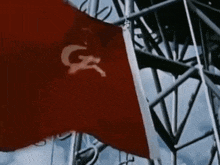a red flag with a g on it