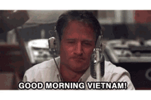 Robin Williams Good Morning Vietnam GIF - Robin Williams Good Morning Vietnam Announce GIFs