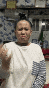 Filipino Sign Language Filipino Deaf GIF - Filipino Sign Language Filipino Deaf Bad Smell Headache GIFs