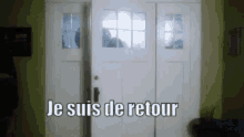 a white door with the words je suis de retour above it
