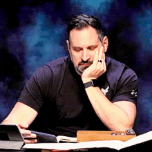 critical role fjord stone travis willingham scrolling phone
