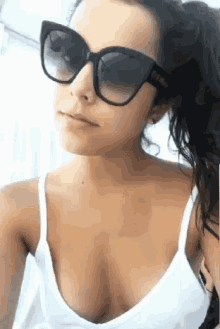 Emilly Araujo Head Tilt GIF - Emilly Araujo Head Tilt Selfie GIFs