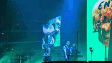 a man playing a guitar in front of a screen that says ' en ' on it