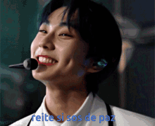 a man with a microphone in his mouth and the words reiter si sos de paz