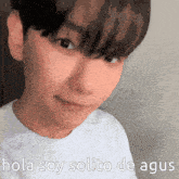 a close up of a person 's face with the words hola soy solito de agus written above it