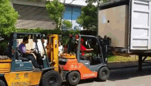 Forklift A Forklift GIF - Forklift Chinese Movers GIFs
