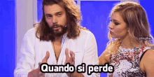 a man with a beard stands next to a woman with the words quando si perde on the bottom