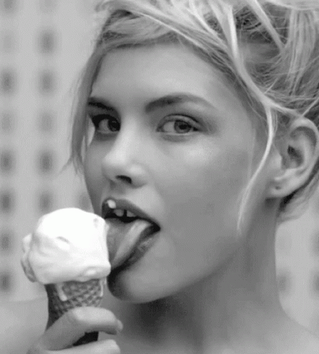 Swallowed gif. Облизывает мороженое. Лижет мороженое. Девушка лижет мороженое. Девушка облизывается.