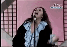 Alejandra Guzmán Cantando GIF