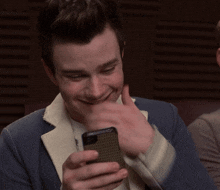 Kurt Hummel Giggling GIF - Kurt Hummel Giggling Giggling Into Phone GIFs