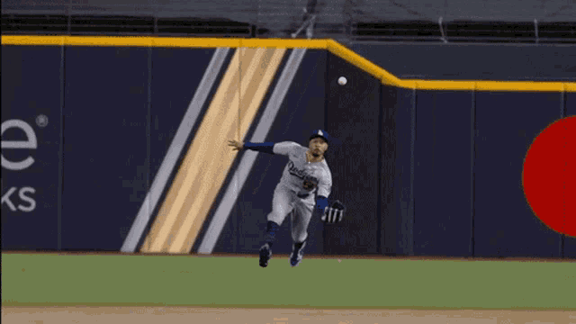 Mookie Betts Catch GIF - Mookie Betts Catch Baseball - Discover & Share GIFs