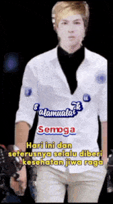 a man wearing a white shirt with the words salamuala semoga hari ini dan seterusnya selalu diberi kesehatan jiwa raga on it