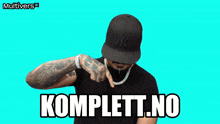 a man flexes his muscles in front of a blue background with the words komplett.no on it