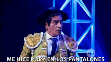 a man dressed as a matador with the words me hice poppy en los pantalones below him