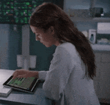 Greys Anatomy Jules Millin GIF - Greys Anatomy Jules Millin Tablet GIFs