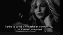 a black and white photo of a woman with the words nadie se toma la molestia en conocerme conocerme de verdad below her