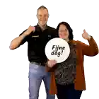 a man in a jumbo shirt holds a sign that says fijne dag