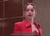 a woman in a red dress says cariño puede que huelas a rosas pero apestas a desperacion