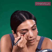 Applying Eyeliner Sukriti Kakar GIF - Applying Eyeliner Sukriti Kakar Pinkvilla GIFs