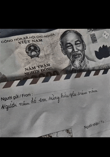 a paper with a picture of a man and the words " người gửi / from " written on it