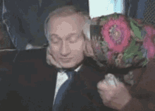 普京 亲吻 老太婆 无奈 GIF - Putin Kiss Granny GIFs
