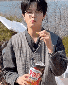 jihoon snacking jihoon eating treasure eating park jihoon woolabss