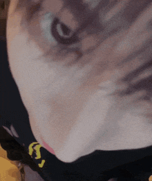 a close up of a cat 's face with the letter s on the bottom