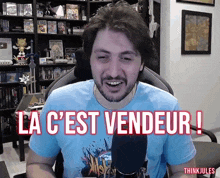 a man sitting in front of a microphone with the words la c'est vendeur
