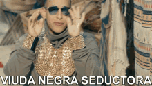 Viuda Negra Seductora Daddy Yankee GIF - Viuda Negra Seductora Daddy Yankee No Se Da Cuenta Song GIFs