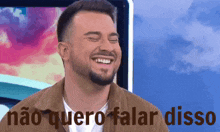 a man with a beard is laughing with the words não quero falar disso written below him