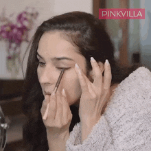 Putting Eyeliner Angira Dhar GIF - Putting Eyeliner Angira Dhar Pinkvilla GIFs