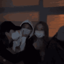 Loona Yves Kim Lip Heejin Gowon Jinsoul Gossip Gossiping Chismosavirus Whispering Peeking Blanket GIF