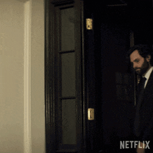 Coming Out From The House Joe Goldberg GIF - Coming Out From The House Joe Goldberg Penn Badgley GIFs