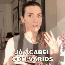 a woman says ja acabai com varios in a room