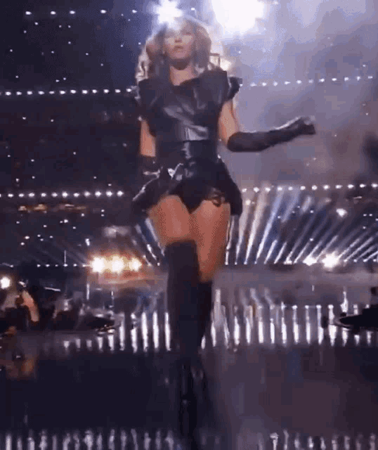 Investcritiques Beyonce GIF - Investcritiques Beyonce Walk GIFs