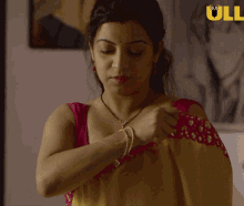 indian desi aunty saree drop cleavage