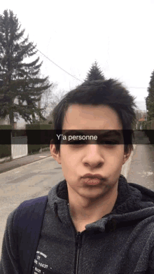 a young man is taking a selfie with a caption that says y 'a personne