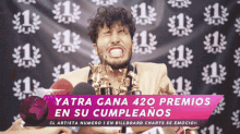 a man holding a trophy with the words yatra gana 420 premios en su cumpleanos on the bottom