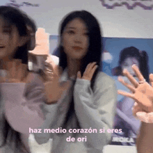 a blurry picture of a girl with the words haz medio corazon si eres de ori written on the bottom