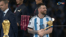 Messi Besa La Copa Messi Disfruta Copa GIF - Messi Besa La Copa Messi Disfruta Copa Messi Campeon Mundial GIFs