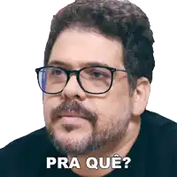 a man with glasses and a beard has the words pra que written on his face