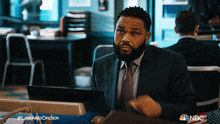 Pointing Detective Kevin Bernard GIF - Pointing Detective Kevin Bernard Law And Order GIFs