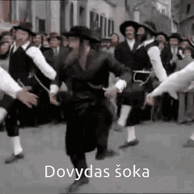 Еврей гиф. Танец евреев гиф. Грузинский танец гиф.