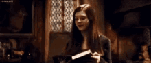 Bonnie Wright Reading GIF - Bonnie Wright Reading Ginny Weasley GIFs