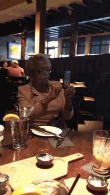 Old Lady Hold On GIF - Old Lady Hold On Selfie GIFs