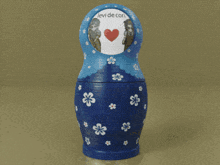 three nesting dolls with one that says " vi de cori "