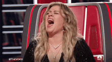 Laughing Hysterically Kelly Clarkson GIF - Laughing Hysterically Kelly Clarkson The Voice GIFs