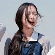 a girl wearing a shirt with the letter r on the front