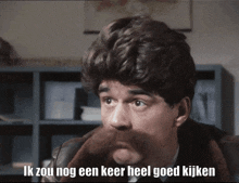 a man with a mustache has the words ik zou nog een keer heel goed kijken above him